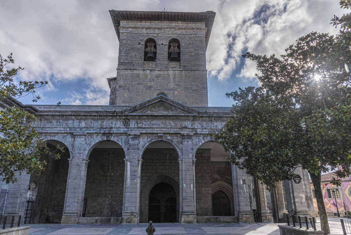 Vizcaya - Orduña 14 - iglesia fortificada de Santa María.jpg